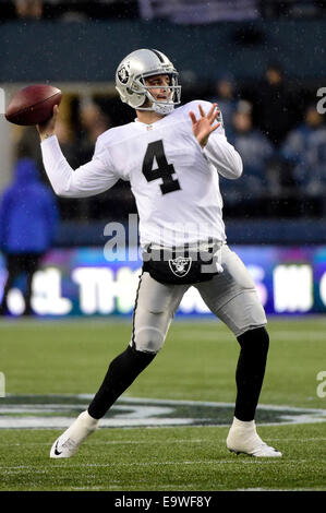 Seattle, Washington, USA. 2 novembre, 2014. Oakland Raiders quarterback Derek Carr # 4 en action contre les Seattle Seahawks au champ CenturyLink à Seattle, WA.Seahawks défaite les Raiders 30 - 24.George Holland/Cal Sport Media Credit : Cal Sport Media/Alamy Live News Banque D'Images