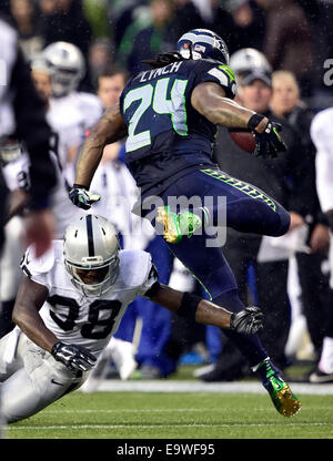 Seattle, Washington, USA. 2 novembre, 2014. Seattle Seahawks quarterback Russell Wilson # 3 dans l'action contre les Raiders d'Oakland au CenturyLink Field à Seattle, WA.Seahawks vaincre les Raiders 30 - 24.George Holland/Cal Sport Media. Credit : Cal Sport Media/Alamy Live News Banque D'Images