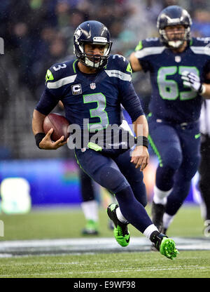 Seattle, Washington, USA. 2 novembre, 2014. Seattle Seahawks quarterback Russell Wilson # 3 dans l'action contre les Raiders d'Oakland au CenturyLink Field à Seattle, WA.Seahawks vaincre les Raiders 30 - 24.George Holland/Cal Sport Media. Credit : Cal Sport Media/Alamy Live News Banque D'Images