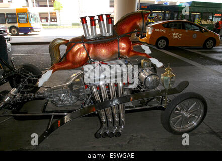 Une voiture sans chevaux entièrement autorisée est inactive pendant que le conducteur attend de recueillir un passager à l'Aéroport International de Los Angeles. La création sur mesure a un cheval de carrousel à cheval sur le moteur. Où : Los Angeles, California, United States Quand : 30 Avr 2014 Banque D'Images