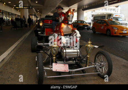 Une voiture sans chevaux entièrement autorisée est inactive pendant que le conducteur attend de recueillir un passager à l'Aéroport International de Los Angeles. La création sur mesure a un cheval de carrousel à cheval sur le moteur. Où : Los Angeles, California, United States Quand : 30 Avr 2014 Banque D'Images