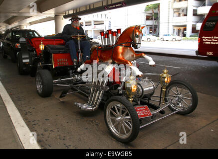 Une voiture sans chevaux entièrement autorisée est inactive pendant que le conducteur attend de recueillir un passager à l'Aéroport International de Los Angeles. La création sur mesure a un cheval de carrousel à cheval sur le moteur. Où : Los Angeles, California, United States Quand : 30 Avr 2014 Banque D'Images