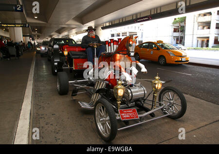 Une voiture sans chevaux entièrement autorisée est inactive pendant que le conducteur attend de recueillir un passager à l'Aéroport International de Los Angeles. La création sur mesure a un cheval de carrousel à cheval sur le moteur. Où : Los Angeles, California, United States Quand : 30 Avr 2014 Banque D'Images