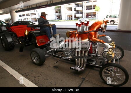 Une voiture sans chevaux entièrement autorisée est inactive pendant que le conducteur attend de recueillir un passager à l'Aéroport International de Los Angeles. La création sur mesure a un cheval de carrousel à cheval sur le moteur. Où : Los Angeles, California, United States Quand : 30 Avr 2014 Banque D'Images