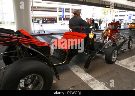 Une voiture sans chevaux entièrement autorisée est inactive pendant que le conducteur attend de recueillir un passager à l'Aéroport International de Los Angeles. La création sur mesure a un cheval de carrousel à cheval sur le moteur. Où : Los Angeles, California, United States Quand : 30 Avr 2014 Banque D'Images