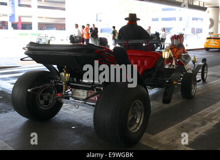 Une voiture sans chevaux entièrement autorisée est inactive pendant que le conducteur attend de recueillir un passager à l'Aéroport International de Los Angeles. La création sur mesure a un cheval de carrousel à cheval sur le moteur. Où : Los Angeles, California, United States Quand : 30 Avr 2014 Banque D'Images