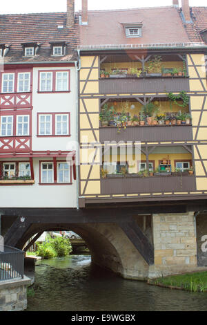 Regardez le Pont des Marchands à Erfurt Banque D'Images