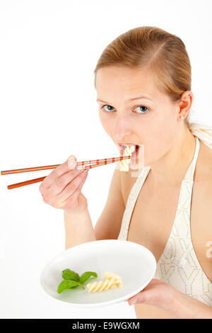 Jeune femme prend une extrêmement petite partie de l'alimentation Banque D'Images