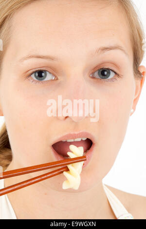 Jeune femme prend une extrêmement petite partie de l'alimentation Banque D'Images