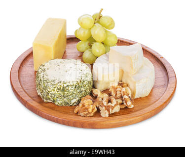 Assiette de fromages avec des raisins et noix isolated on white Banque D'Images