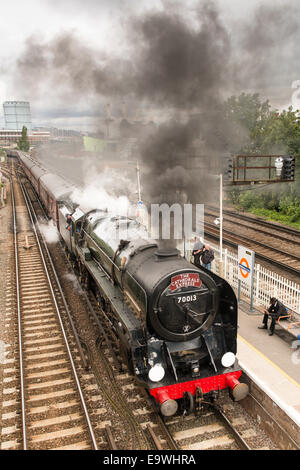 Train à vapeur Oliver Cromwell (BR Britannia Classe 7MT 4-6-2 no 70013) près de Wandsworth Road Station, London Banque D'Images