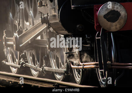 Éclairé par led de près de l'roues de Tangmere, l'approche d'un train à vapeur. (Train SR Light Pacific 4-6-2 no 34067) Banque D'Images