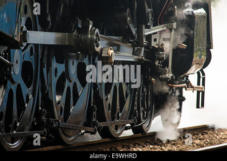 Close up drive roues d'un train à vapeur au départ. Train est BR(S) Classe de la marine marchande 4-6-2 aucun clan 35028 Ligne. Banque D'Images