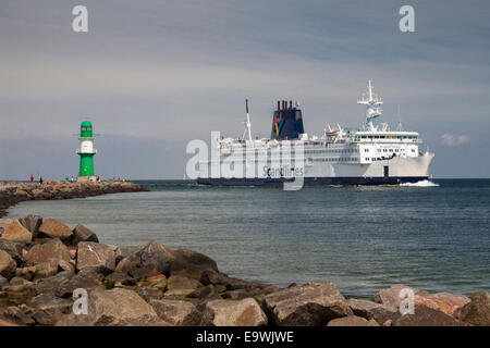 Le phare sur la jetée ouest et un ferry Scandlines, Warnemünde, Rostock, Mecklembourg-Poméranie-Occidentale, Allemagne, Europe Banque D'Images