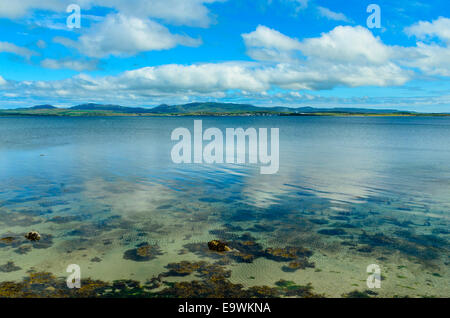 Voir sur le Loch Indaal vers Bowmore sur l'île d'Islay Ecosse Banque D'Images