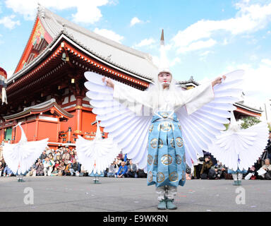 Tokyo, Japon. 29Th sep 2014. Danseurs effectuer aucun Shirasagi mai, ou le héron blanc danse, au Temple Sensoji à Tokyo, Japon, le 3 novembre 2014. Credit : Stringer/Xinhua/Alamy Live News Banque D'Images