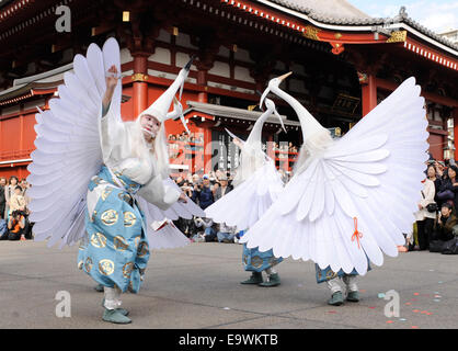 Tokyo, Japon. 29Th sep 2014. Danseurs effectuer aucun Shirasagi mai, ou le héron blanc danse, au Temple Sensoji à Tokyo, Japon, le 3 novembre 2014. Credit : Stringer/Xinhua/Alamy Live News Banque D'Images