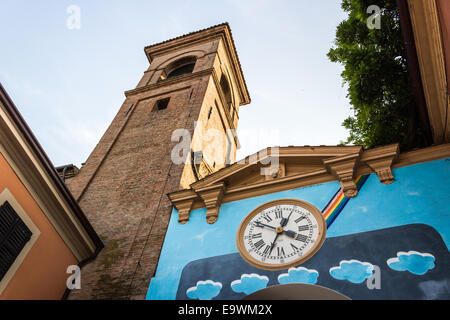 Œuvres d'équilibre peint sur le mur des maisons du petit village médiéval de Dozza près de Bologne en Émilie-Romagne, Italie. Vieille horloge au milieu. Banque D'Images