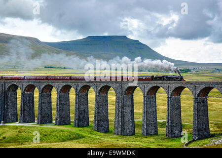 Le passage du train à vapeur Ribblehead viaduc sur la ligne de chemin de fer Settle-Carlisle avec Ingleborough derrière Banque D'Images