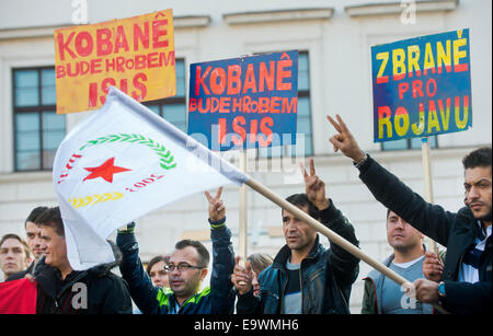 Plusieurs dizaines de personnes ont participé à une démonstration de Prague à l'appui de l'autonomie dans Rojava dans le nord de la Syrie, y compris la ville de Kobani État islamique qui a été une tentative de conquête en dépit de la résistance par les milices kurdes pendant plusieurs semaines. La manifestation contre l'Etat islamique, pour Kobani et pour l'humanité a été organisée par l'Initiative Non au racisme. Les participants ont effectué la lecture des affiches nous soutenons la révolution en Rojava Rojava, armes pour arrêter l'hypocrisie et turc. (CTK Photo/Vit Simanek) Banque D'Images