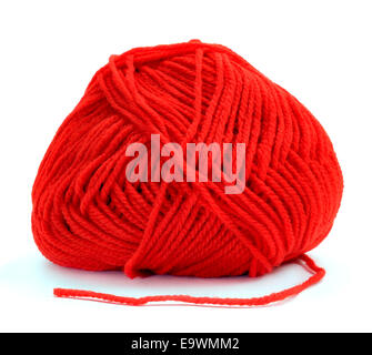 Une boule de fil rouge pour le tricotage sur fond blanc Banque D'Images