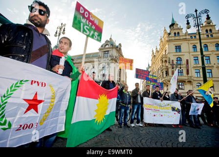 Plusieurs dizaines de personnes ont participé à une démonstration de Prague à l'appui de l'autonomie dans Rojava dans le nord de la Syrie, y compris la ville de Kobani État islamique qui a été une tentative de conquête en dépit de la résistance par les milices kurdes pendant plusieurs semaines. La manifestation contre l'Etat islamique, pour Kobani et pour l'humanité a été organisée par l'Initiative Non au racisme. Les participants ont effectué la lecture des affiches nous soutenons la révolution en Rojava Rojava, armes pour arrêter l'hypocrisie et turc. (CTK Photo/Vit Simanek) Banque D'Images