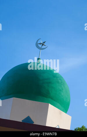 Croissant islamique sur le dessus de la mosquée bleue en Thaïlande Banque D'Images