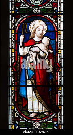 Bon Pasteur vitrail, Saint John the Evangelist, Charlton, Worcestershire, Angleterre, RU Banque D'Images