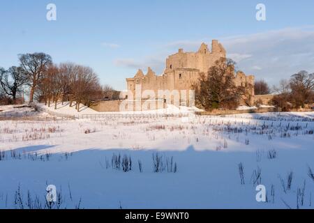 Vue d'Édimbourg Craigmiller Château neigé pendant la saison d'hiver. Banque D'Images