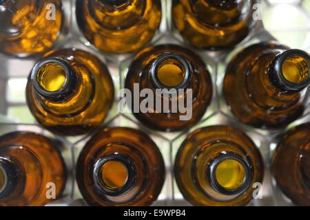 Les bouteilles de bière vides dans l'affaire, l'Allemagne, 17. Octobre 2014. Photo : Frank May Banque D'Images