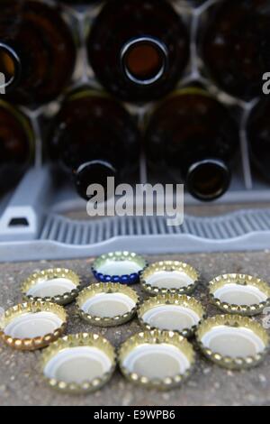 Les bouteilles de bière vides dans l'affaire et des capsules, l'Allemagne, 17. Octobre 2014. Photo : Frank May Banque D'Images