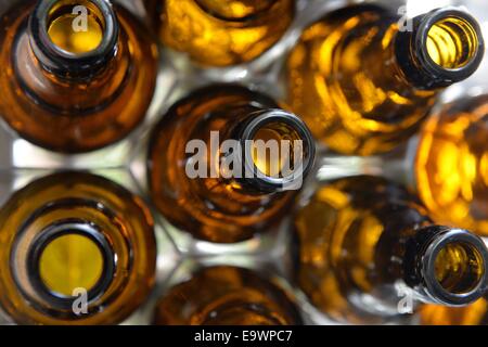 Les bouteilles de bière vides dans l'affaire, l'Allemagne, 17. Octobre 2014. Photo : Frank May Banque D'Images