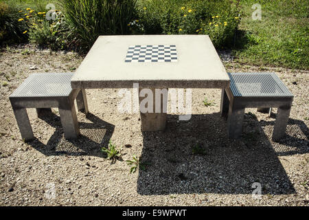 Table et chaises d'échecs dans l'air extérieur. Banque D'Images