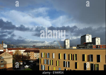 Glasgow, Ecosse, Royaume-Uni. 3 novembre, 2014. Météo britannique. Paysage urbain de l'atmosphère du centre-ville de Glasgow avec un arc-en-ciel sur la ville Crédit : Tony Clerkson/Alamy Live News Banque D'Images