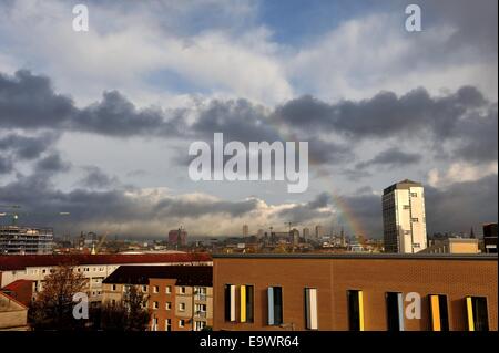 Glasgow, Ecosse, Royaume-Uni. 3 novembre, 2014. Météo britannique. Paysage urbain de l'atmosphère du centre-ville de Glasgow avec un arc-en-ciel sur la ville Crédit : Tony Clerkson/Alamy Live News Banque D'Images