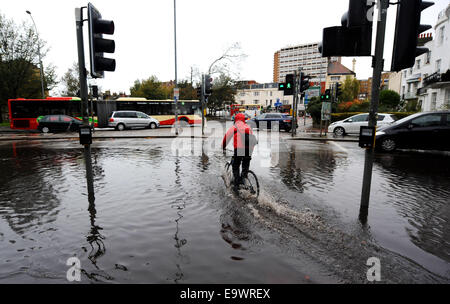 Brighton, Sussex, UK. 3 novembre, 2014. - Un cycliste à travers des routes inondées dans le centre de Brighton Banque D'Images