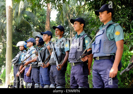 Dhaka, Bangladesh. 29Th sep 2014. Monter la garde de la police sur une route lors d'une grève de 72 heures à l'échelle nationale appliquée par le plus grand parti islamiste du Bangladesh Jamaat-e-Islami qui exigeaient la libération de leur chef de parti à Dhaka, Bangladesh, le 3 novembre 2014. La semaine dernière, a appelé à la Jamaat-72 heures hartal pour jeudi ( 30 octobre), dimanche (13 novembre). 2) et lundi (13 novembre). 3) après le Tribunal des crimes internationaux-1 prononcée la peine de mort à son chef Motiur Rahman Nizami. © Shariful Islam/Xinhua/Alamy Live News Banque D'Images