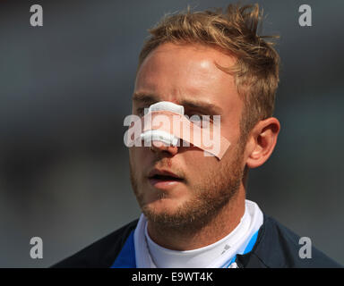 Cricket - Stuart large de l'Angleterre avec bandage et bande de plâtre sur son nez après avoir reçu des points de suture pour une blessure au visage Banque D'Images