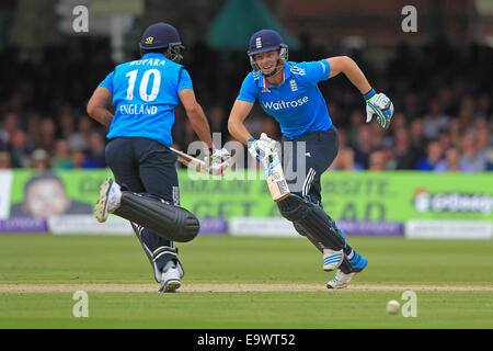 Cricket - Jos Buttler et Ravi Bopara d'Angleterre est entre les guichets au cours de l'ODI contre le Sri Lanka à Lord's en 2014 Banque D'Images