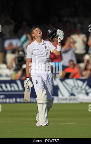 Cricket - Joe racine de l'Angleterre fête marquant son troisième test du Seigneur au siècle Banque D'Images