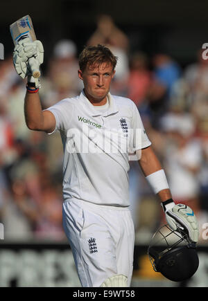 Cricket - Joe racine de l'Angleterre laisse le champ à des souches après avoir marqué son troisième siècle d'essai du Seigneur à Banque D'Images