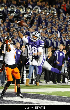 Novembre 01,2014 : Kansas State Wildcats wide receiver Tyler Lockett (16) a ce col s'éteindre ses doigts au 1er trimestre au cours de la NCAA Football match entre Oklahoma State et à l'Etat du Kansas, Bill Snyder Family Stadium à Manhattan, Kansas. Banque D'Images