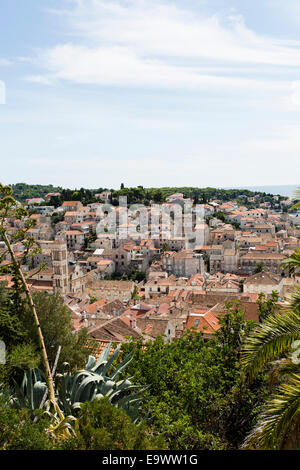 Vue sur la ville de Hvar de la forteresse Fortica (), île de Hvar, Croatie. Banque D'Images