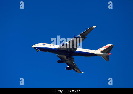 British Airways Boeing 747-436 du dessous contre ciel bleu avec le train roulant Banque D'Images