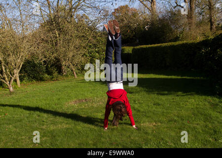 Femme faisant une main dans un jardin en Norfolk Banque D'Images