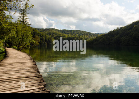 Des trottoirs de bois sur un lac dans le parc national des Lacs de Plitvice, Croatie Banque D'Images