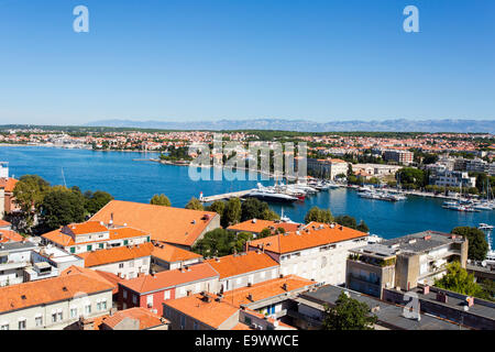 Vue du haut de la tour de la cloche de la cathédrale de Saint Anastasia dans vieille ville de Zadar et sur le port, Croatie. Jazine Banque D'Images