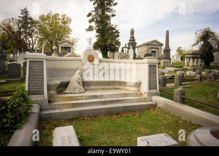 L'endroit de repos final de la célèbre et de l'évasion Harry Houdini magicien est vu à Macpéla cimetière dans le Queens à New York Banque D'Images