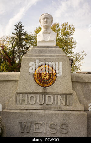 L'endroit de repos final de la célèbre et de l'évasion Harry Houdini magicien est vu à Macpéla cimetière dans le Queens à New York Banque D'Images