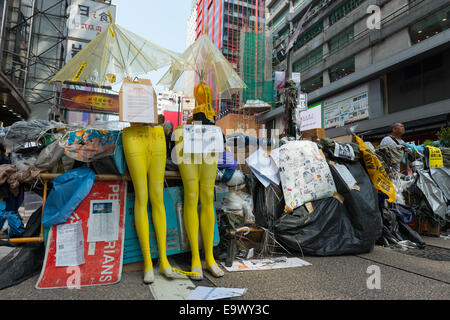 Hong Kong, Chine. 2 novembre, 2014. Les étudiants, les militants de la démocratie pro et d'autres partisans de occuper le centre, maintenant appelé le mouvement ou le parapluie Parapluie,révolution demeurent dans Mong Kok. Des barricades sur Nathan Road à Mong Kok. Banque D'Images